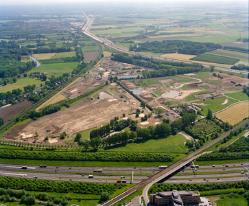840444 Luchtfoto van het braakliggende terrein aan de Mereveldseweg te Utrecht, tussen de A27 (onder), de spoorlijn ...